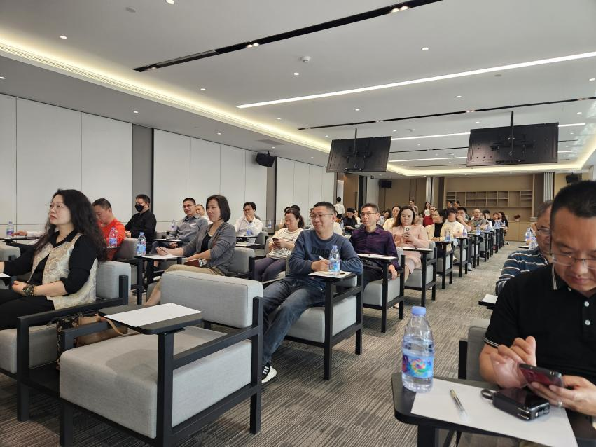 關(guān)于參加"DeepSeek+新質(zhì)生產(chǎn)力"AI實(shí)戰(zhàn)培訓(xùn)的簡報